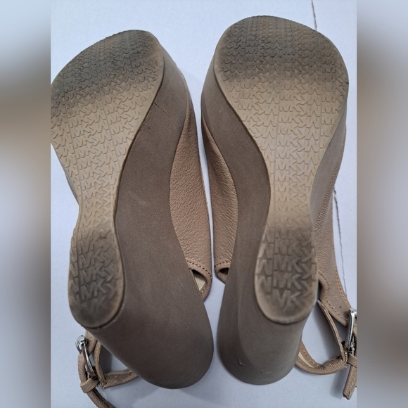 Michael Kors Charm Wedge Open Toe Sandal In Cement   Size 8.5 - Picture 12 of 13